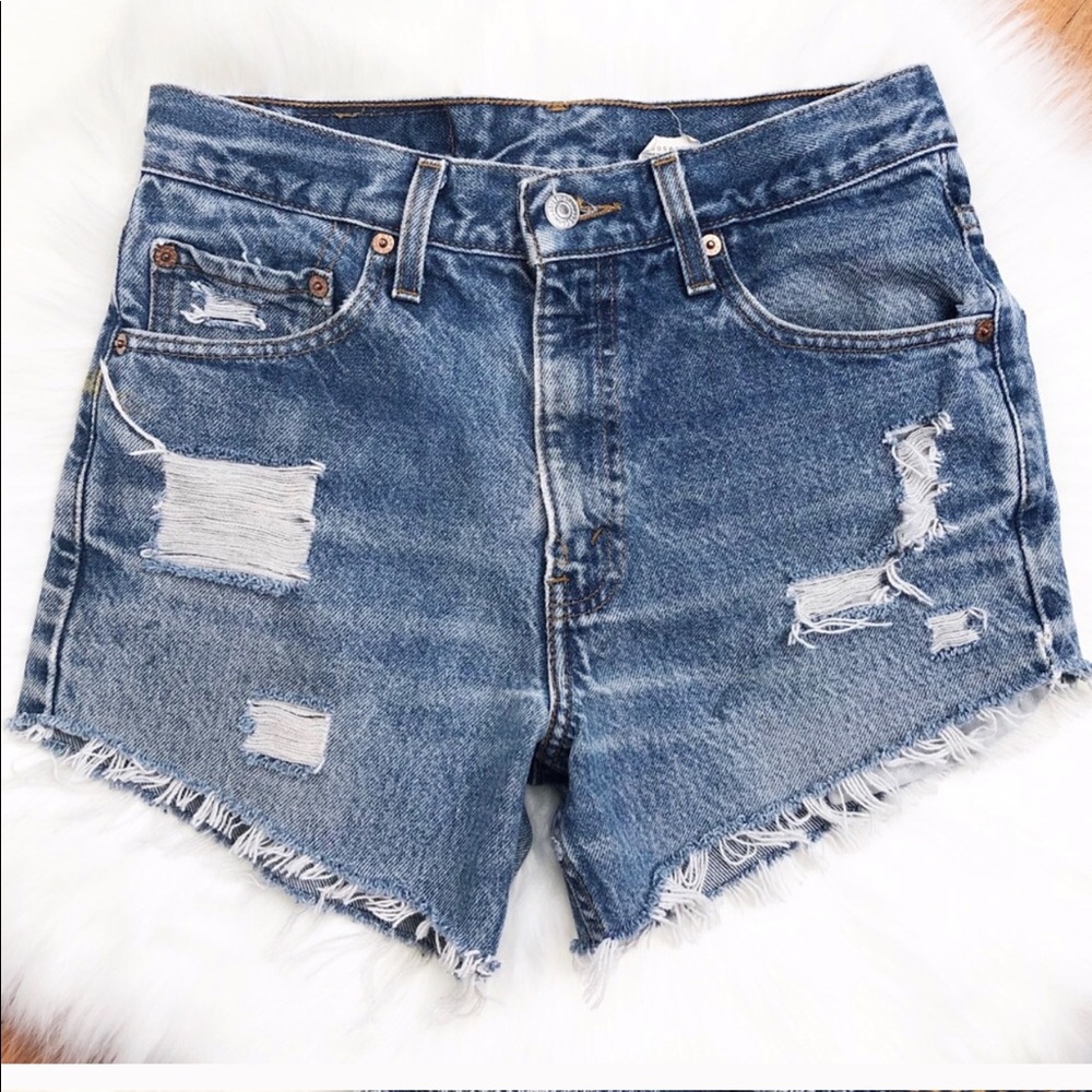Levi’s Distressed Cutoff High Rise Waist Short